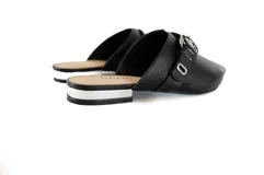 Mulas negras de cuero texturizado con punta afilada, abertura central, tira ajustable con hebilla plateada y mini taco plateado de 1,5 cm.