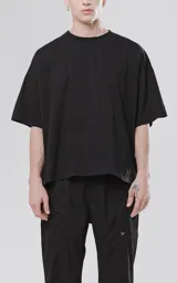 Remera negra de manga corta con calce boxy fit, confeccionada en tejido jersey 24/1 americano.