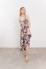 Vestido largo con estampado animal print tipo vaca en tonos marrones y blancos. Tiene breteles finos y corte suelto.