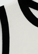 Top blanco de punto fino con cuello redondo y ribetes en contraste color marrón. Diseño entallado y sin mangas.