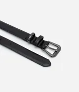 Set de tres cinturones finos de cuero sintético con textura croco, hebilla metálica cuadrada y doble trabilla. Incluye un cinturón negro, uno blanco y uno marrón.
