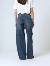 Pantalón wide leg color negro con bolsillos cargo laterales y tiro alto.