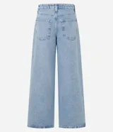 Pantalón skater de jeans celeste con bolsillos delanteros tipo carpintero, trabillas en la cintura y cierre con botón y cremallera.