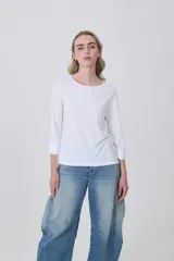 Remera negra de manga tres cuartos con cuello redondo a la base.