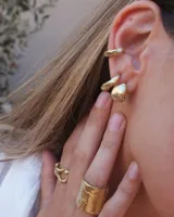 Aro earcuff plateado y dorado con diseño texturizado que simula lava.