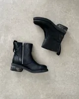 Botín marrón de cuero vacuno, con caña media, cierre lateral y suela de goma.