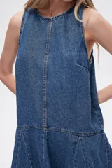 Vestido corto de denim azul, sin mangas, con cuello redondo y falda con volados.