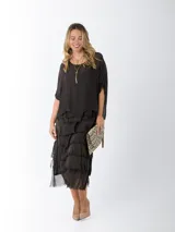 Vestido marrón de seda italiana, dos piezas: top de calce amplio y falda midi con volados. Incluye forro de algodón elastizado.