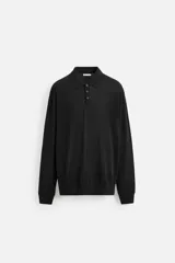 Polo de punto negro de corte regular fit, tejido con mezcla de algodón y seda. Tiene cuello solapa con cierre frontal de botonadura, manga larga y acabados en rib.