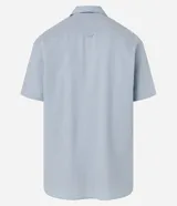 Camisa de hombre, corte relaxed, confeccionada en cáñamo y algodón. Cuenta con cuello inglés, mangas cortas, abotonado frontal y un pequeño bolsillo en el pecho.