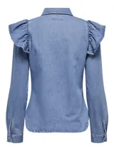 Camisa de denim celeste con cuello clásico, cierre frontal con botones dorados y mangas largas. Presenta volados en el frente y los hombros.
