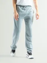 Pantalón de felpa color gris, con corte clásico y ajuste en la cintura.