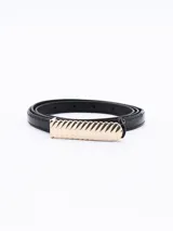 Cinto negro charol con hebilla rectangular dorada con diseño ondulado.