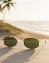 Lentes de sol rectangulares con armazón dorado de acero inoxidable y lentes polarizados verdes.