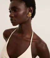 Aros colgantes dorados con forma de flor con pétalos delicados.