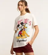 Remera blanca de algodón con cuello redondo y mangas cortas. Estampado frontal de Mickey Mouse y Pluto con la frase 'Always Together!'.