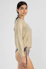 Sweater dorado tejido en jersey con lurex, de escote bote y manga larga. Tiene un tigre insignia de Polonio en la espalda.