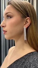 Par de aros colgantes plateados con strass.