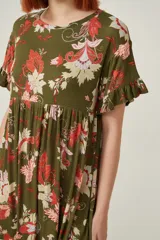 Vestido corto color naranja con estampado floral multicolor, de corte holgado y mangas cortas con volados.