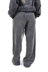 Pantalón de jogging unisex color negro lavado, confeccionado en frisa gamuzada, con cordón de ajuste en la cintura y bordado en la espalda.