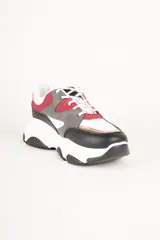 Zapatillas blancas con recortes en diferentes tonos de gris, cordones y plataforma irregular de 5cm.