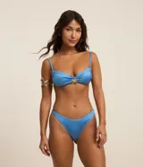 Conjunto de bikini celeste con corpiño con breteles finos y detalle de estrella de mar dorada en el centro, y bombacha de corte clásico.