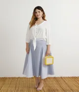 Falda midi de tricoline celeste y blanco, con cintura elastizada en la parte trasera y pliegues frontales en contraste.