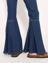 Pantalón de jean azul oscuro, de tiro medio y corte bootcut.