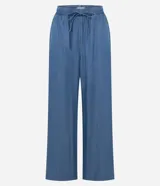Pantalón femenino de corte wide leg, color azul, confeccionado en liocel. Presenta cintura elástica con lazo y detalle de nervura frontal.