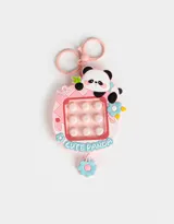 Llavero con charm de panda sobre un pop it antiestrés de color rosa, celeste y blanco.