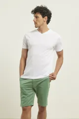 Remera celeste de algodón con escote en V y logo de ancla en relieve.