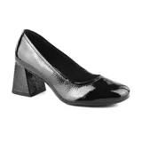 Zapato de vestir negro de charol, con punta redondeada y taco cuadrado.