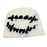 Gorro de lana blanco con estampado de boca con dientes negros.