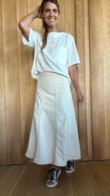 Pollera midi de jean celeste con corte en A y cintura elastizada.