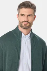 Campera tejida de algodón color azul con cierre frontal y cuello alto.