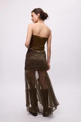 Falda larga marrón con transparencias y goudets que generan más vuelo.