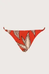 Calzón de bikini color naranja con estampado de hojas en tonos beige y marrón.
