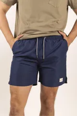 Bermuda de baño color verde agua con cintura elastizada y cordón ajustable. Bolsillos laterales y trasero con etiqueta de marca.