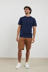 Bermuda cargo azul marino con seis bolsillos, corte a la rodilla.