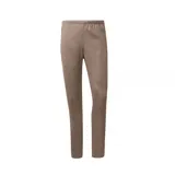 Pantalón deportivo Adidas Beckenbauer color marrón con tres rayas blancas a los costados y logo bordado en blanco.