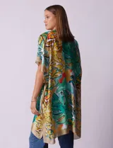 Kimono largo de satén estampado con motivos florales y hojas en tonos verde, amarillo, beige y celeste.