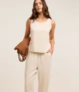 Pantalón recto color crema confeccionado en sarga, con cintura elástica.