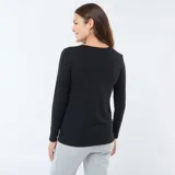 Camiseta negra de manga larga con cuello redondo.