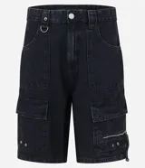 Bermuda de hombre, modelo baggy, confeccionada en jeans de algodón. Presenta cintura con trabillas, cierre por botón y cremallera, y bolsillos tipo carpinteiro.