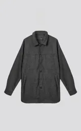 Chaqueta gris de paño con cuello clásico, cierre frontal con botones, bolsillos laterales y corte recto.