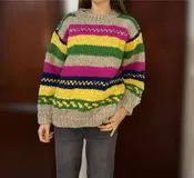 Sweater de lana merino con cuello redondo y diseño con motivos geométricos en tonos azul, marrón, naranja, verde y beige.