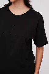 Remera blanca de corte holgado con estampado de la ciudad de Nueva York en negro y la frase "City Girl" en la parte inferior.