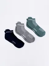 Pack de tres pares de soquetes deportivos de algodón en colores azul marino, gris y verde.