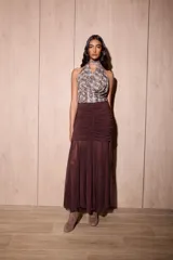 Falda larga marrón de microtul con base plisada y forrería en la parte de las caderas.