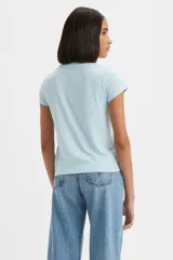Remera celeste de algodón con cuello redondo y estampado de flores en el pecho.